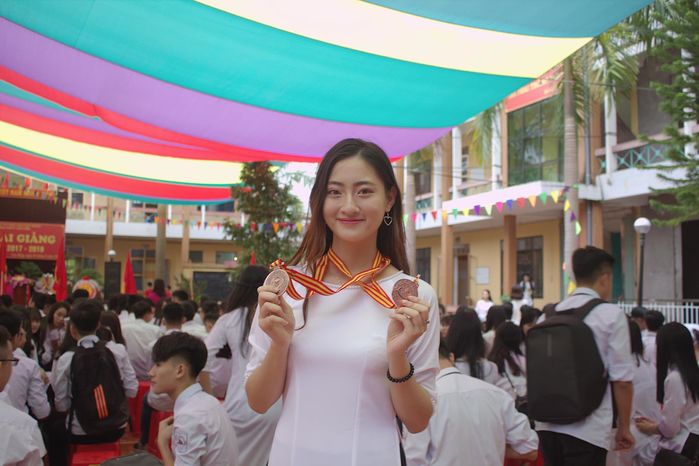 Trước khi hết nhiệm kì, Lương Thùy Linh tốt nghiệp ĐH bằng xuất sắc