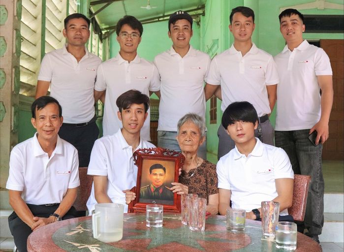 Con gái mừng rỡ khi được chụp ảnh cùng người ba là chiến sĩ đã hy sinh