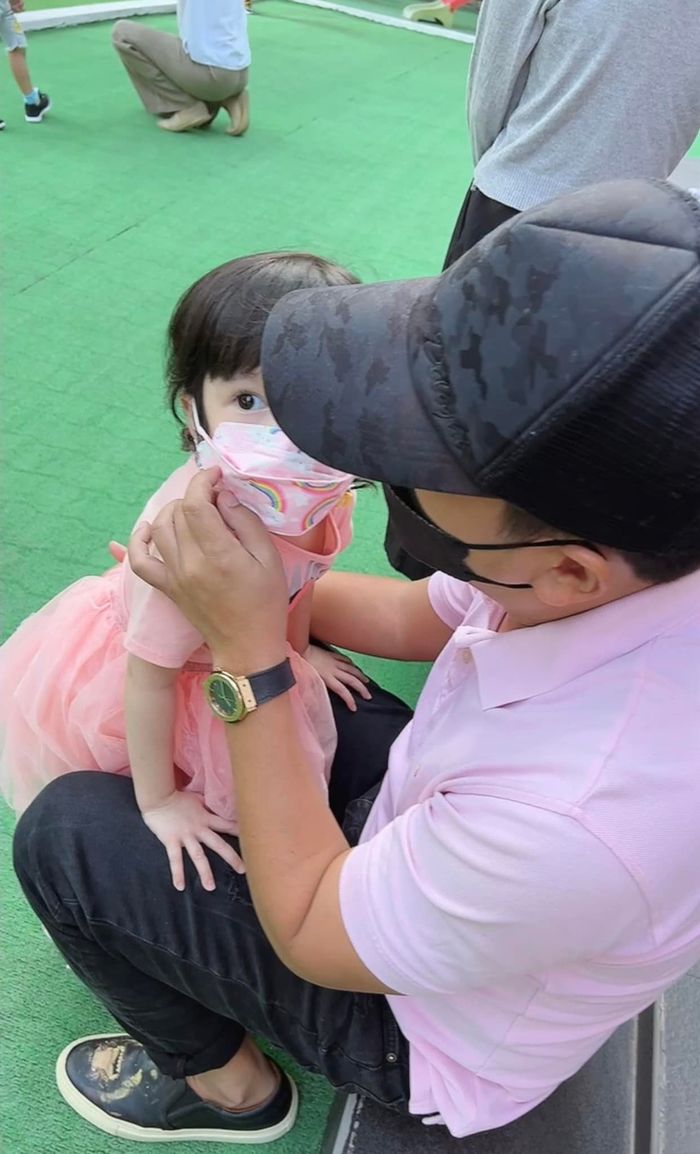 Con gái Trường Giang: giống mẹ mỗi cái xinh, máu hài di truyền từ bố