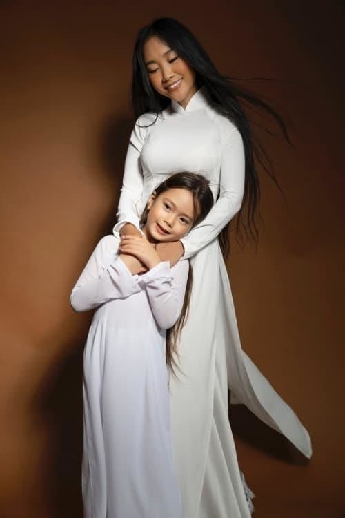 Con gái sao Việt diện áo dài trắng: Lọ Lem xứng danh Hoa hậu tương lai