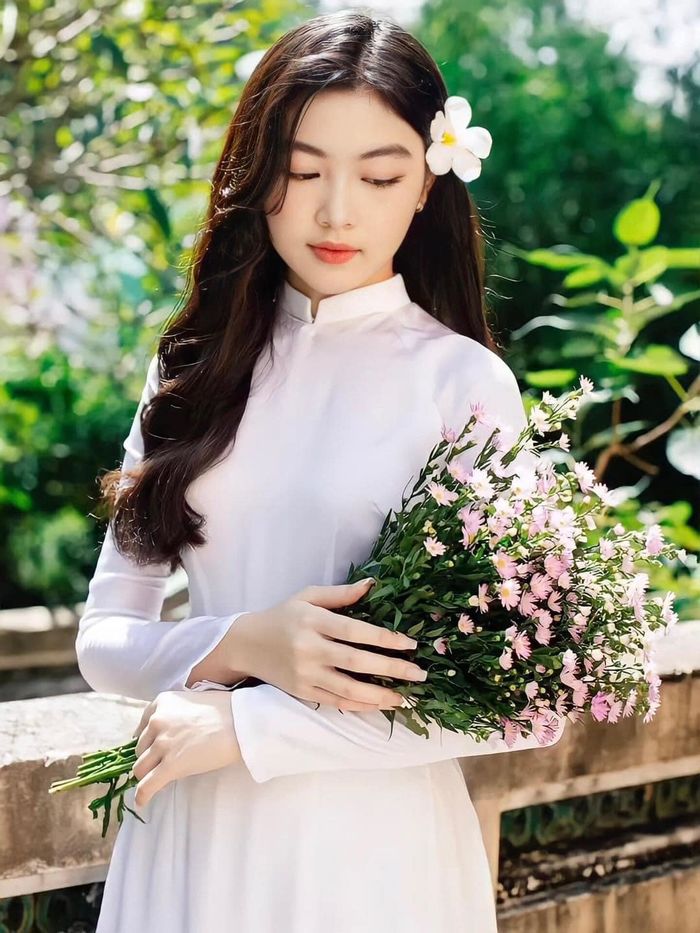 Con gái sao Việt diện áo dài trắng: Lọ Lem xứng danh Hoa hậu tương lai