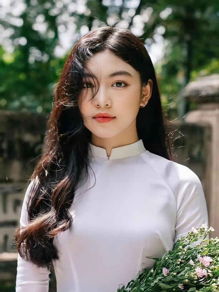 Áo dài trắng luôn là trang phục tinh tế và quyến rũ của phụ nữ Việt Nam. Hình ảnh chiếc áo dài trắng được thiết kế tinh xảo sẽ giúp chị em cảm thấy thật linh hoạt, tươi trẻ và nữ tính trong mỗi bức ảnh.