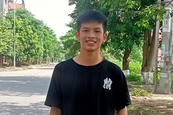 Con trai của người phụ nữ bị hỏng mắt: Nhận học bổng 1 tỷ đồng