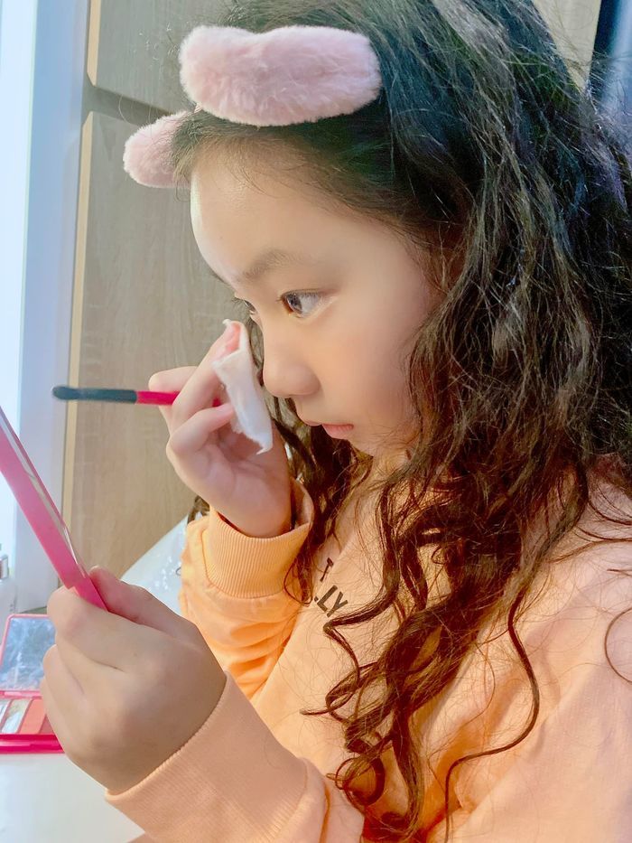 Nhóc tỳ nhà sao Việt bộc lộ năng khiếu trang điểm từ nhỏ