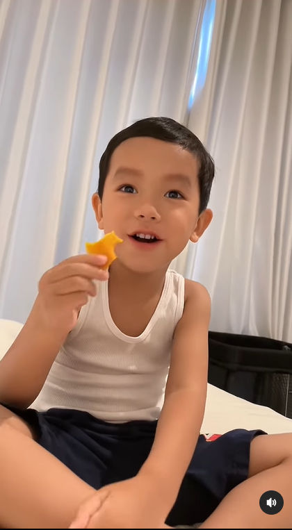 Con trai Phạm Hương: 2 tuổi biết quét nhà, hát tiếng Việt khỏi chê