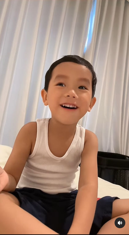 Con trai Phạm Hương: 2 tuổi biết quét nhà, hát tiếng Việt khỏi chê