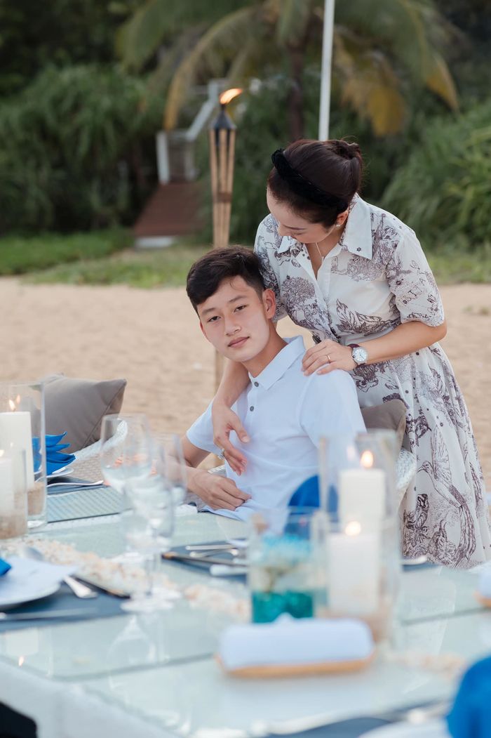 Con trai Jennifer Phạm mừng sinh nhật mẹ sau 3 năm xa cách