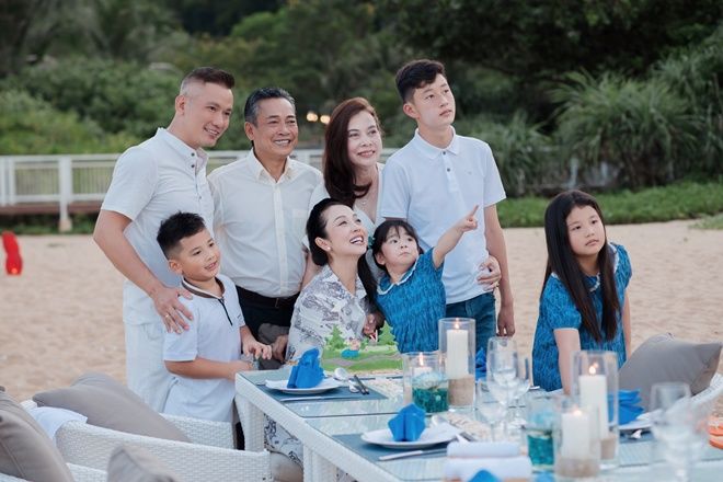 Con trai Jennifer Phạm mừng sinh nhật mẹ sau 3 năm xa cách