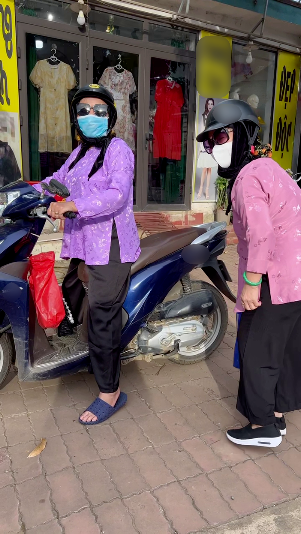 Cụ bà U100 nhất định phải đeo răng giả, chải tóc mới chịu chụp ảnh