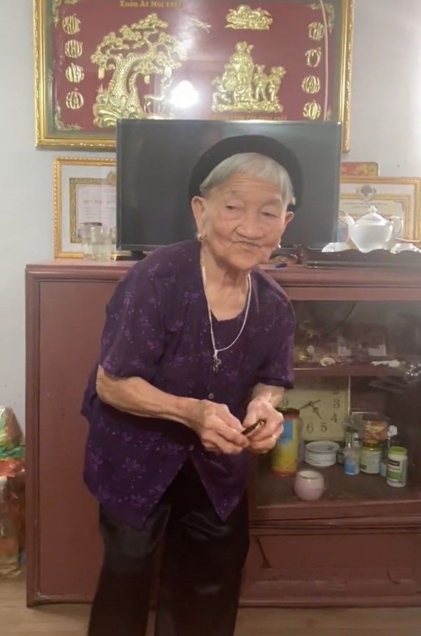 Cụ bà U100 nhất định phải đeo răng giả, chải tóc mới chịu chụp ảnh