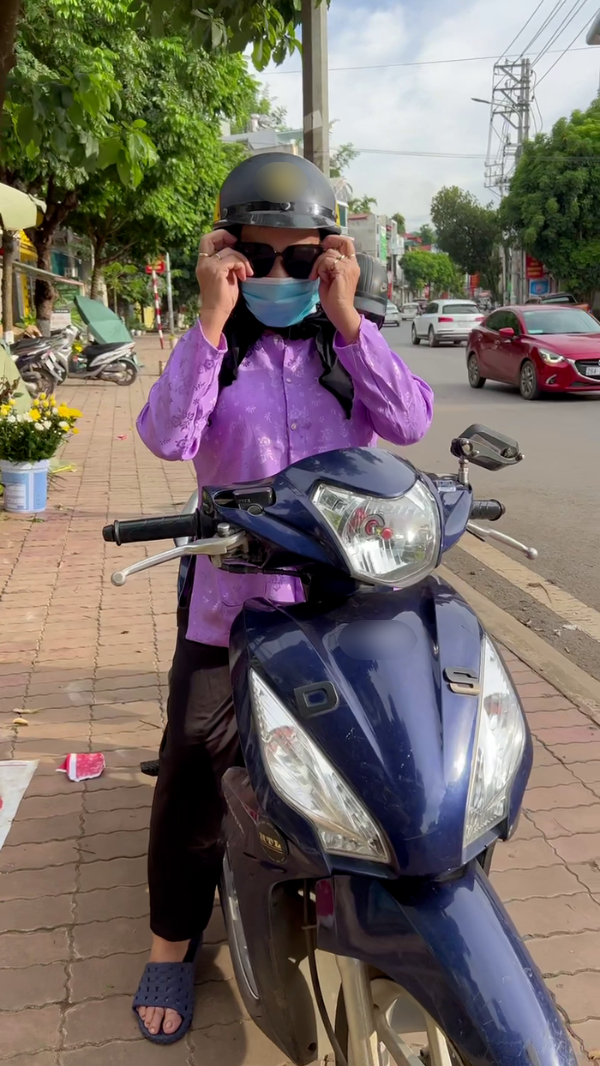 Cụ bà U70 vẫn lái xe ga cực bốc, đèo bà bạn già đi cháy phố