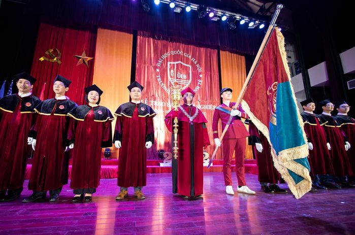 Đặc sản mùa tốt nghiệp của sinh viên: Hóa thân thành thủ lĩnh thẻ bài