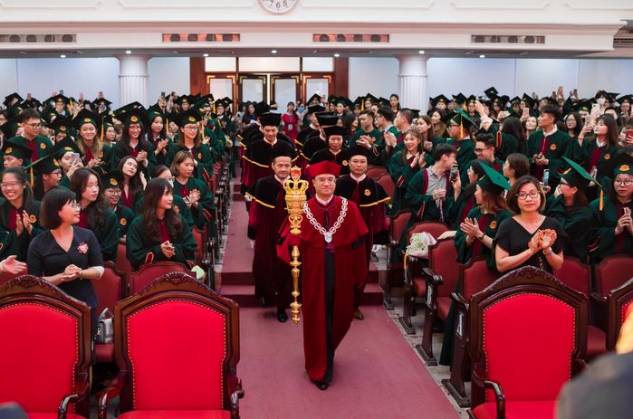 Đại học ở Hà Nội tổ chức lễ tốt nghiệp chuẩn hoàng gia cho sinh viên