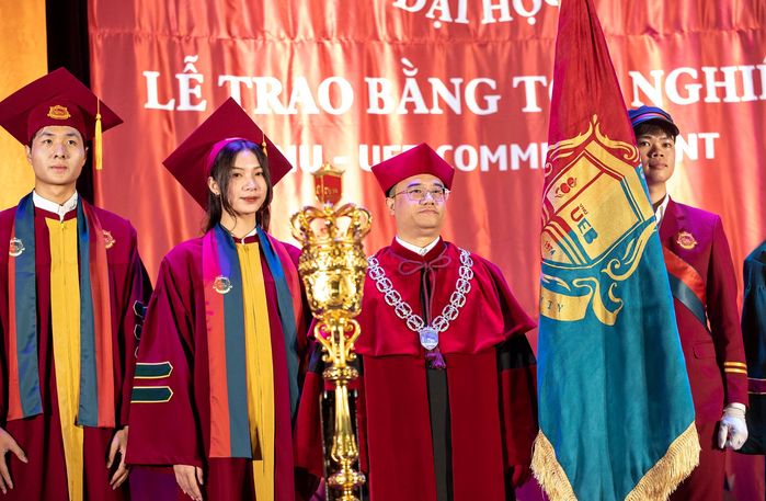 Đại học ở Hà Nội tổ chức lễ tốt nghiệp chuẩn hoàng gia cho sinh viên