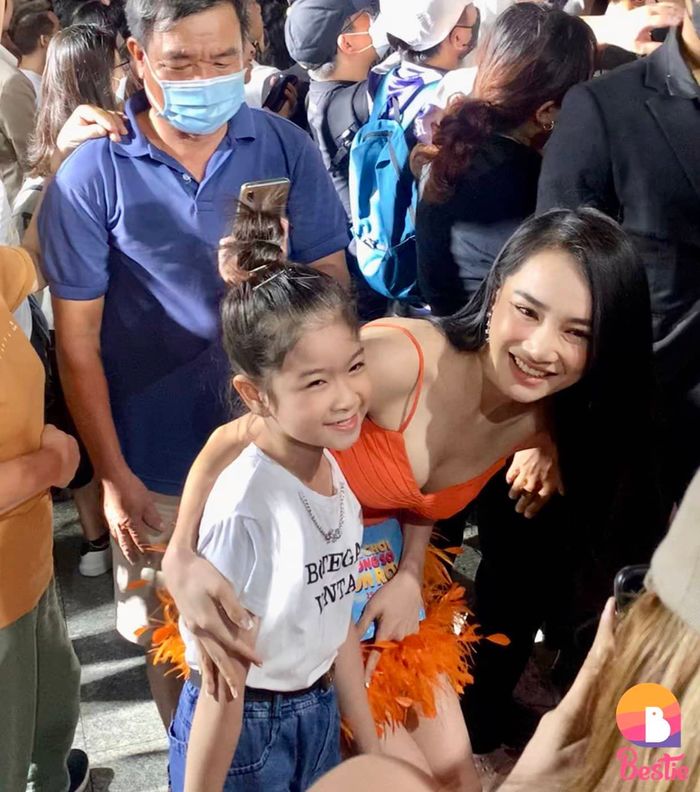 Dàn sao chúc mừng vợ chồng Thu Trang: Nhã Phương đẹp mọi góc độ