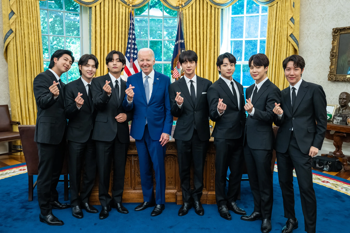Dàn sao US-UK là fan cứng của BTS: Cardi B, Halsey đúng chuẩn ARMY