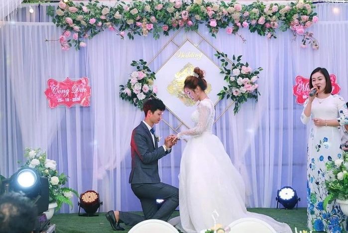 Cô dâu có tâm: đang bận cưới chồng vẫn tranh thủ nhận hàng săn sale