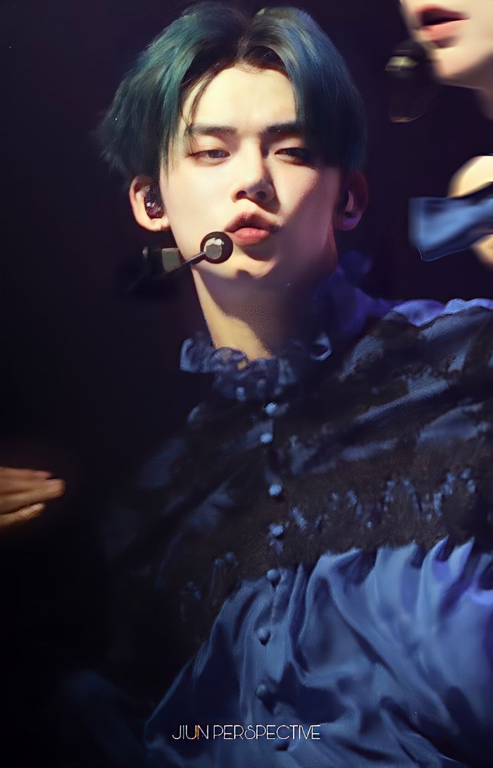 Điểm danh idol Kpop khác nhau trời - vực trên sân khấu và đời thực