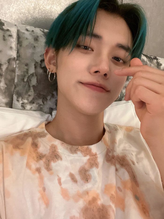 Điểm danh idol Kpop khác nhau trời - vực trên sân khấu và đời thực