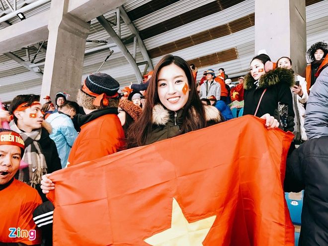 Đỗ Mỹ Linh mê bóng đá: ra Đà Nẵng cổ vũ cùng thiếu gia nhà bầu Hiển