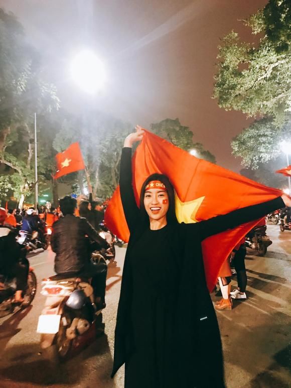 Đỗ Mỹ Linh mê bóng đá: ra Đà Nẵng cổ vũ cùng thiếu gia nhà bầu Hiển
