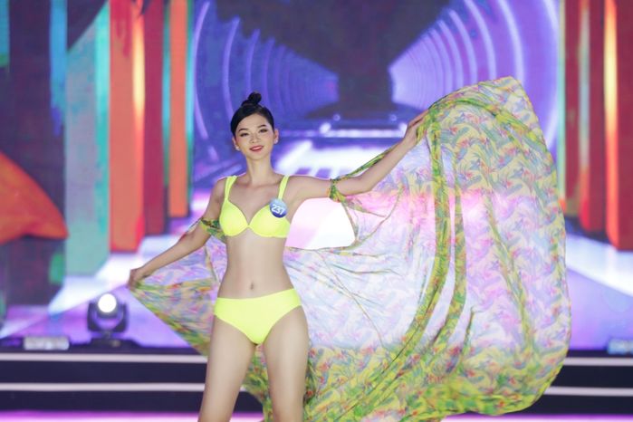 Đỗ Thị Hà chơi lớn trên thảm đỏ: Diện váy cắt xẻ bạo nhất dàn Hoa hậu