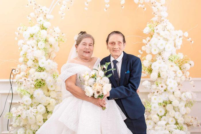 Đôi vợ chồng U80 lấy nhau 54 năm mới có bộ ảnh cưới đầu tiên