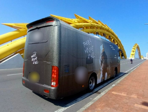 Đom Đóm thuê xe bus treo ảnh Jack comeback: Đụng ý tưởng Sơn Tùng