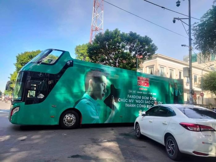 Đom Đóm thuê xe bus treo ảnh Jack comeback: Đụng ý tưởng Sơn Tùng