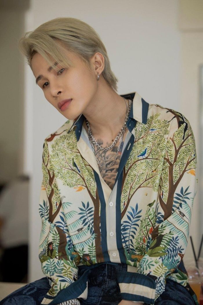Đom Đóm thuê xe bus treo ảnh Jack comeback: Đụng ý tưởng Sơn Tùng