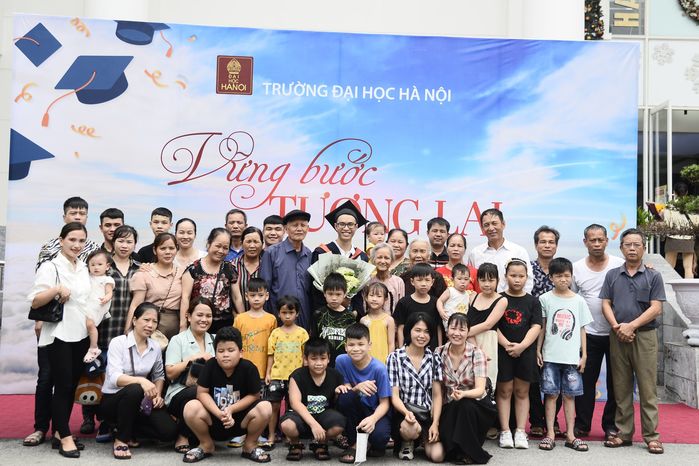 Đứa cháu giỏi nhất nhà tốt nghiệp, cả họ kéo 40 người lên chúc mừng
