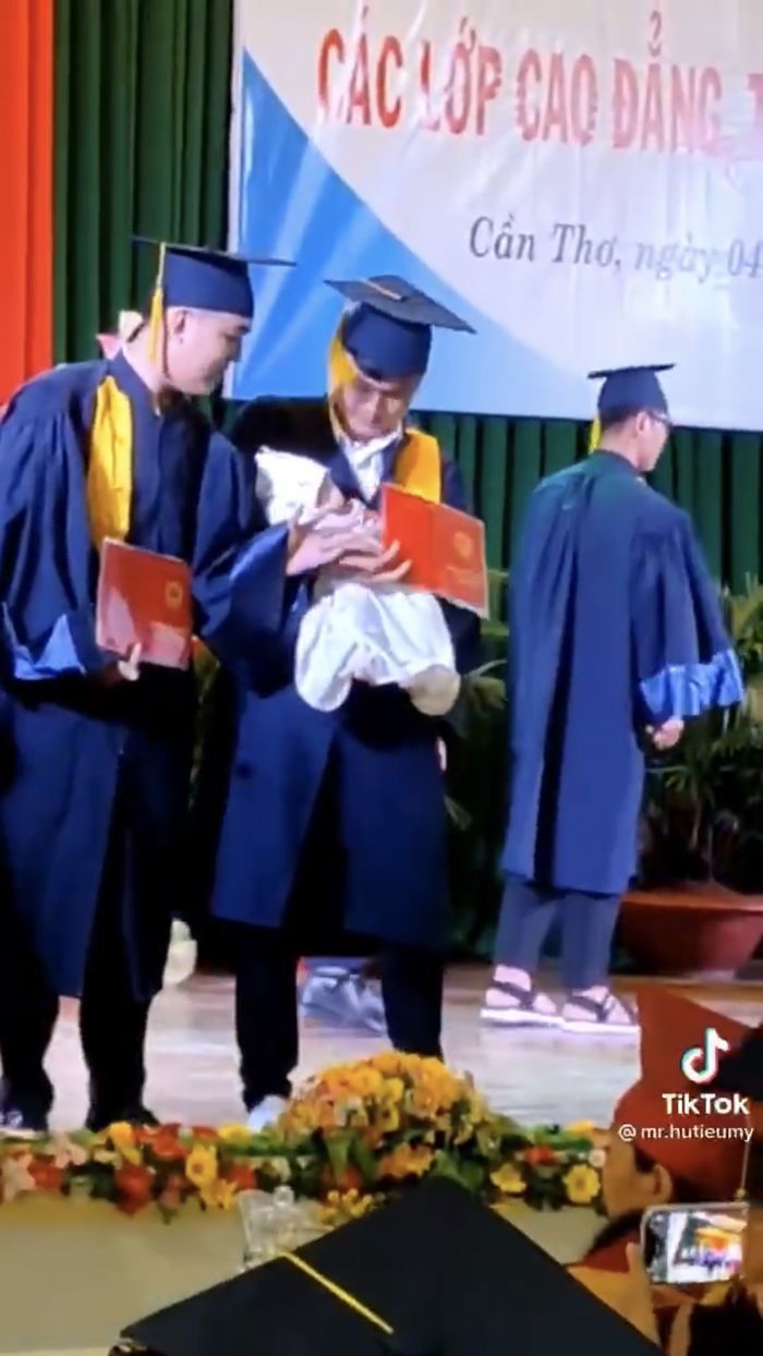 Đứa cháu giỏi nhất nhà tốt nghiệp, cả họ kéo 40 người lên chúc mừng