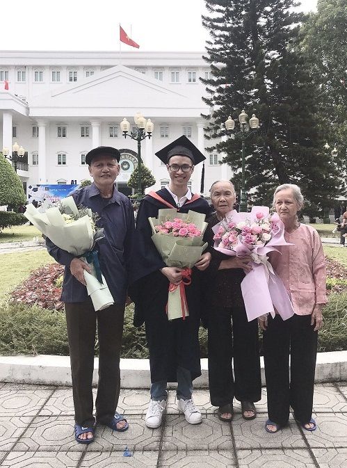 Đứa cháu giỏi nhất nhà tốt nghiệp, cả họ kéo 40 người lên chúc mừng