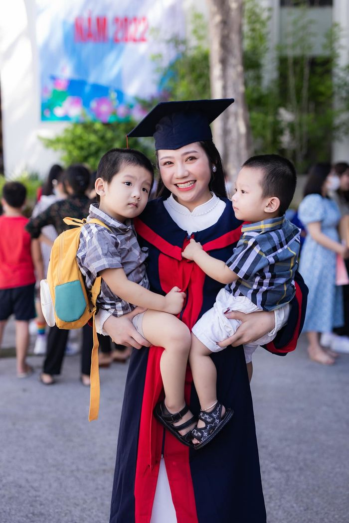 Đứa cháu giỏi nhất nhà tốt nghiệp, cả họ kéo 40 người lên chúc mừng