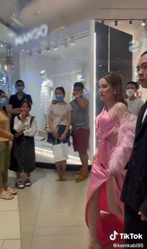 Gái Nhật đó lên đồ dự sự kiện sao Việt, nghi vấn vào showbiz