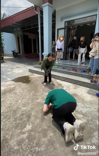 Gặp mẹ vợ tương lai, chàng rể Hàn bất ngờ quỳ rạp gối, cúi chào