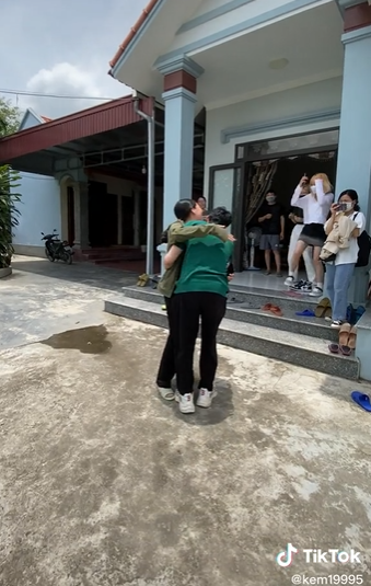 Gặp mẹ vợ tương lai, chàng rể Hàn bất ngờ quỳ rạp gối, cúi chào