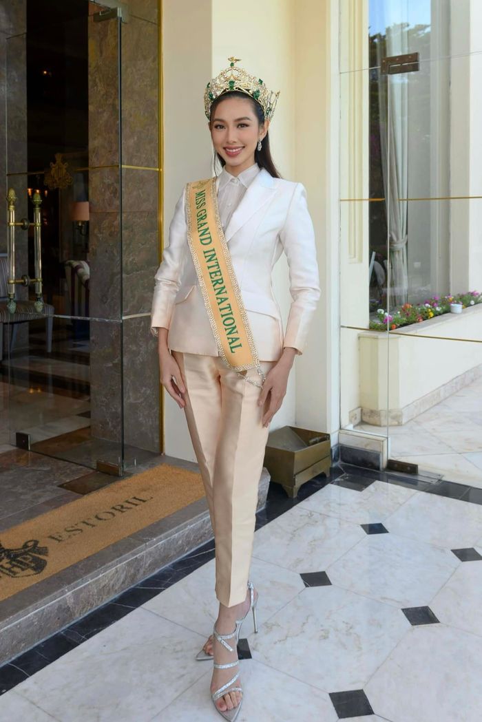 Gu ăn mặc của Hoa hậu Thùy Tiên ở Bồ Đào Nha: Chuyển hướng mặc kín đáo