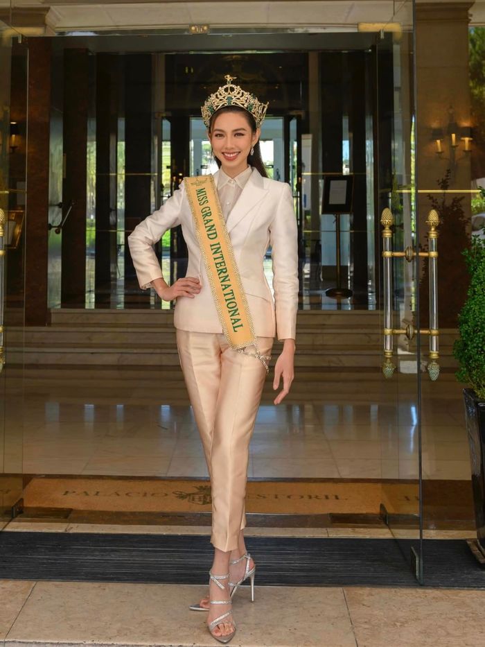 Gu ăn mặc của Hoa hậu Thùy Tiên ở Bồ Đào Nha: Chuyển hướng mặc kín đáo