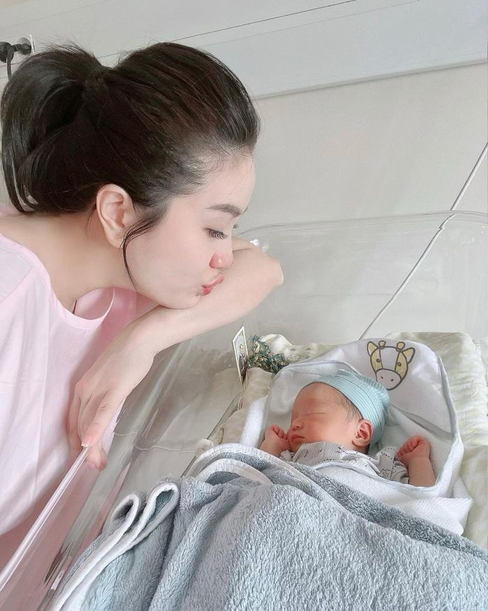 Gu ăn mặc sau sinh của các nàng dâu hào môn: Hà Tăng sang miễn bàn