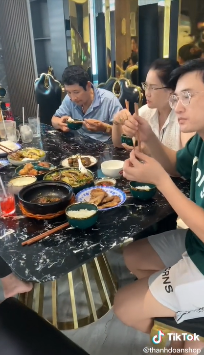 Hà Trí Quang - Thanh Đoàn lần đầu đón tiếp hai bên gia đình