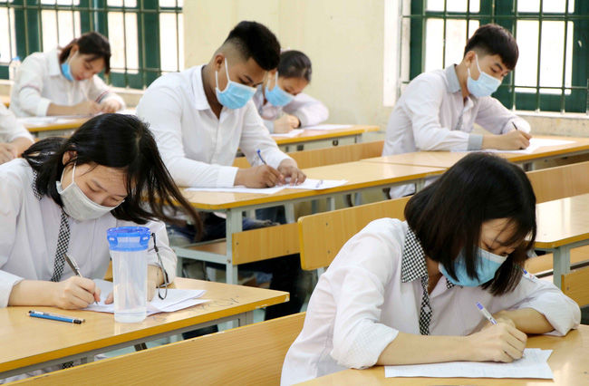 Ngầu như hai nữ Thủ khoa: Lớp 12 tự học tiếng Trung, không ôn kỹ bài