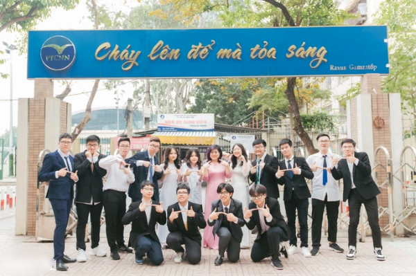 Hai Thủ khoa cùng lớp: Giải toán từ năm 3 tuổi, luyện 3 bao tải đề thi