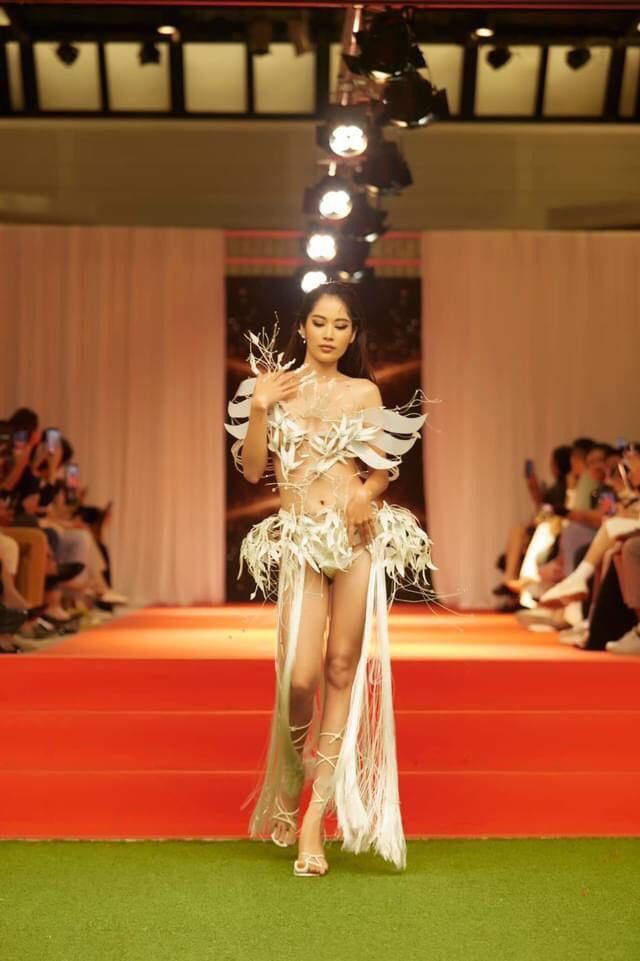 Hậu trượt Top 10, Lệ Nam trình diễn ở Thailand Fashion Week