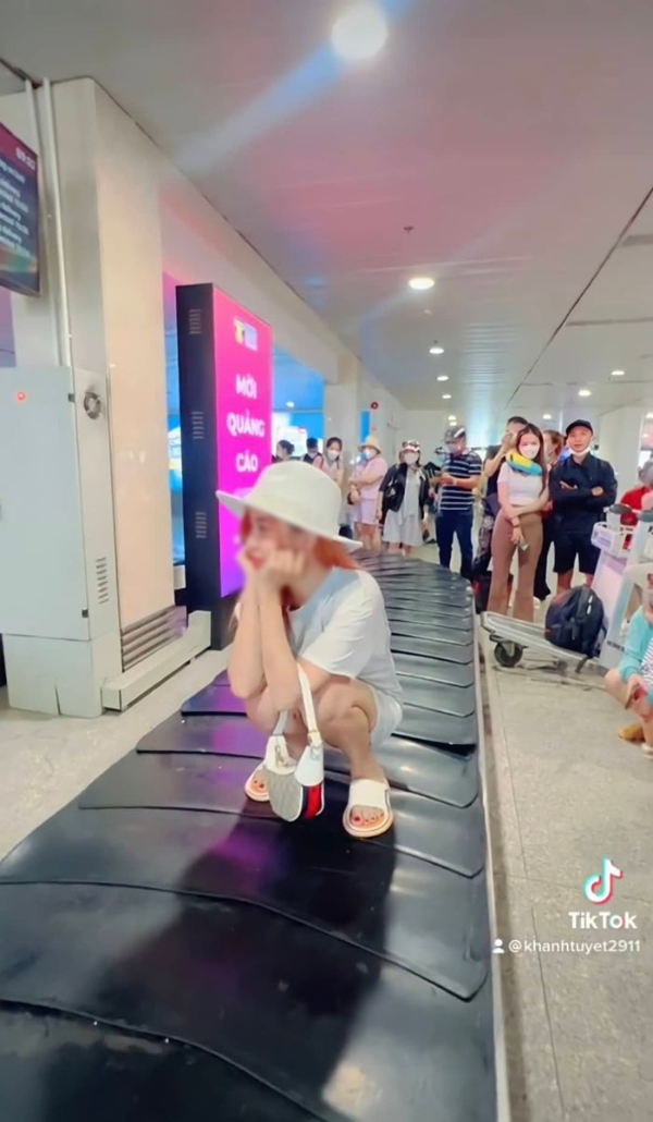 Hết quay TikTok giờ ngồi trên băng chuyền hành lý