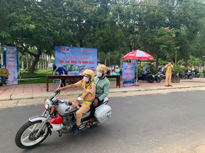 Góc nghị lực: Nữ sinh truyền nước đi thi, bố cõng con vượt vũ môn