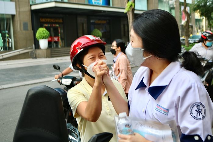 Góc nghị lực: Nữ sinh truyền nước đi thi, bố cõng con vượt vũ môn