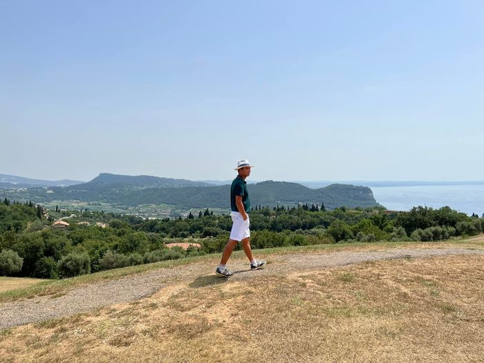 Hồ Hoài Anh đưa con gái vi vu ở Châu Âu: tập cho con chơi golf