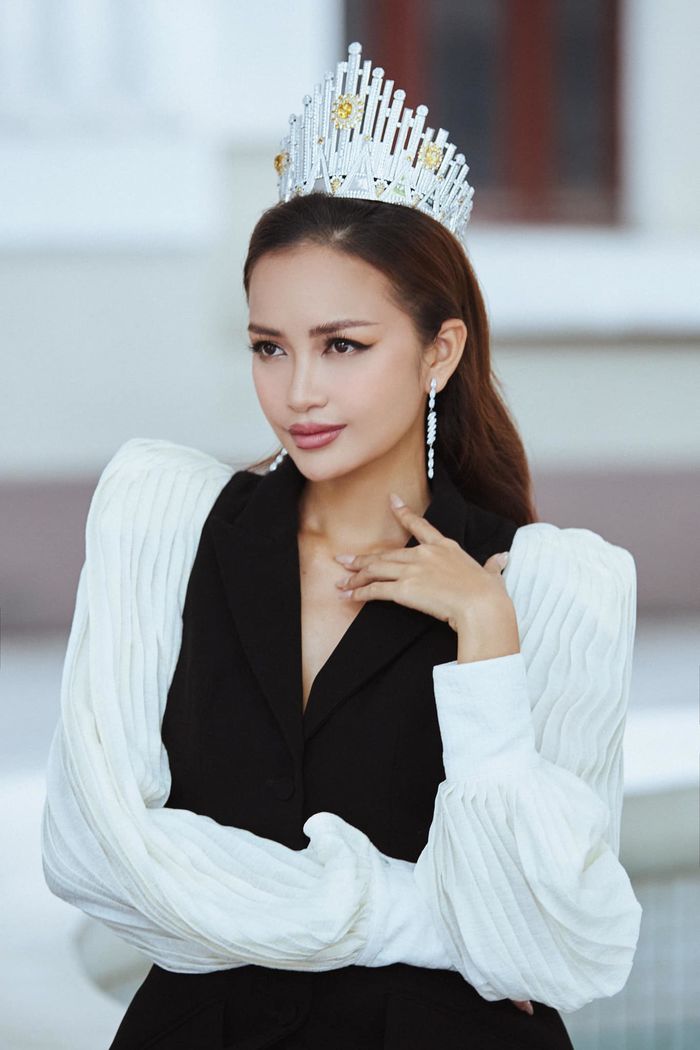 Hoa hậu Ngọc Châu lên trang chủ Miss Universe: Vũ trụ lại gửi tín hiệu