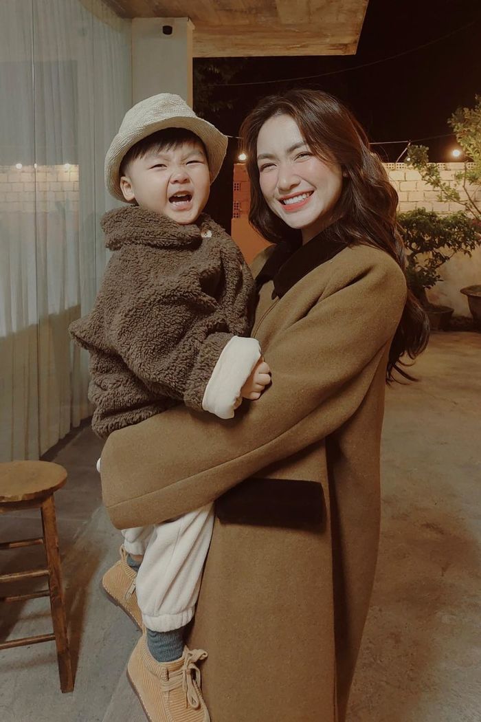Hòa Minzy dạy con từ điều bình dị nhất: Bo Thúi càng lớn càng ngoan